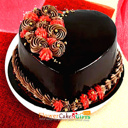 send half kg eggless classic heart shaped chocolate cake delivery